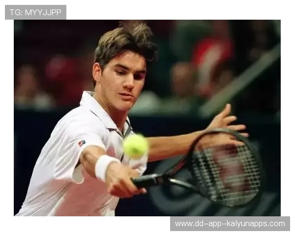 网球男神教球童击球爆红:偶像魅力与运动梦想的完美融合 网球男神教球童击球爆红:偶像魅力与运动梦想的完美融合