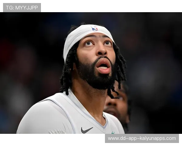 湖人戴维斯篮下强吃,连续造犯规上分